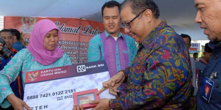 Menteri Puspayoga Tebar Kartu IUMK di Sukabumi
