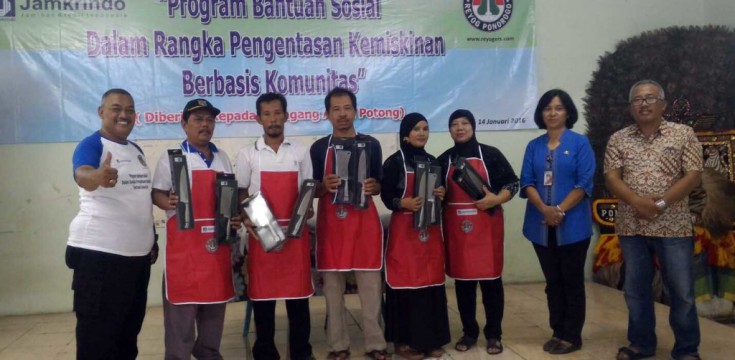 Jamkrindo-KRP Beri Bantuan Alat Potong ke Pedagang Ayam