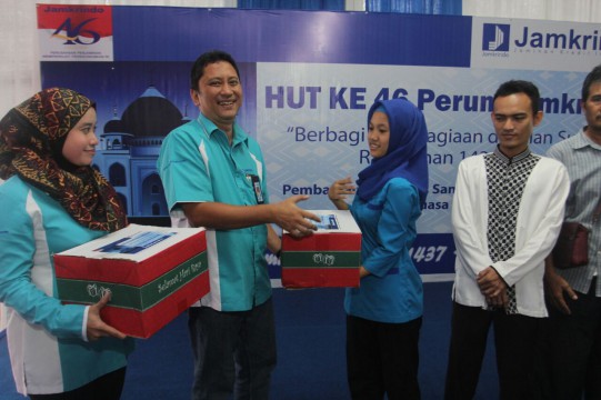 HUT Jamkrindo Bagi 12.205 Sembako Gratis untuk Karyawan dan Warga Sekitar