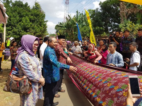 Perum Jamkrindo Kudus Dukung Rekor MURI Kain Terpanjang di Indonesia