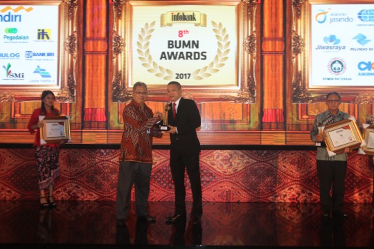 Perum Jamkrindo Raih Golden Trophy Predikat BUMN Sangat Bagus