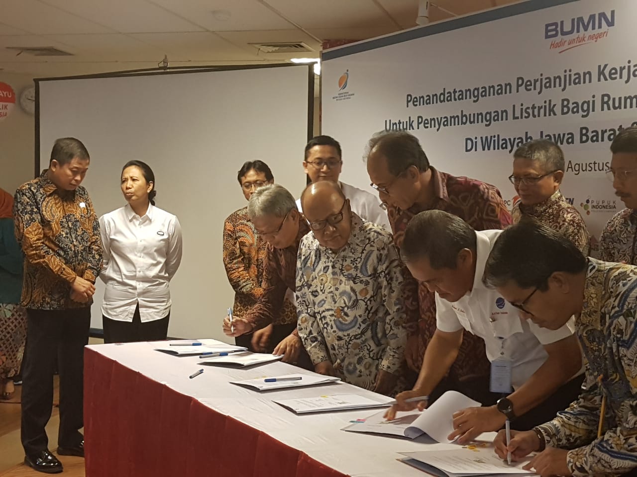 Perum Jamkrindo Terlibat dalam Program Elektrifikasi di Jawa Barat dan Banten