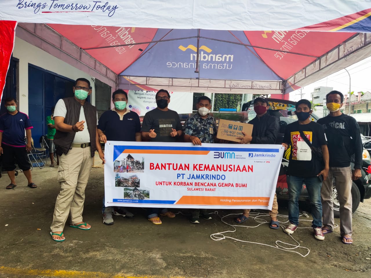 Jamkrindo Distribusikan Bantuan Kemanusiaan ke Sulawesi Barat