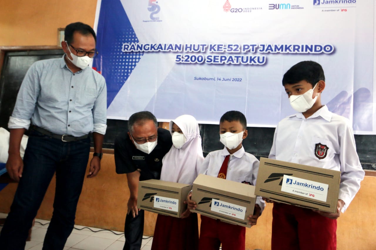 Jamkrindo Mulai Distribusikan Bantuan 5.200 Sepatu untuk Anak Sekolah