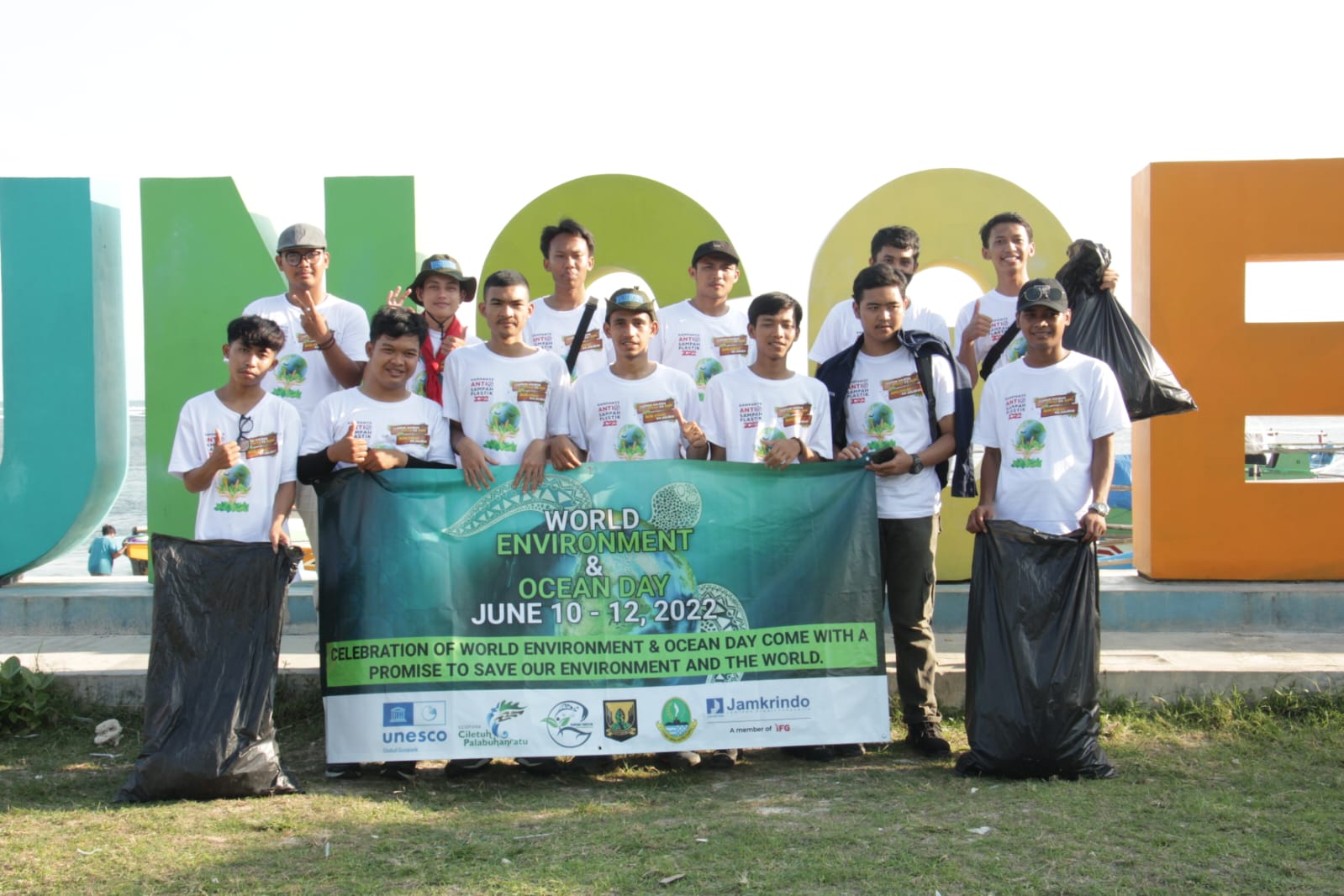 Peringati Hari Lingkungan, Jamkrindo Berkolaborasi Lakukan Aksi Bersih-Bersih Pantai
