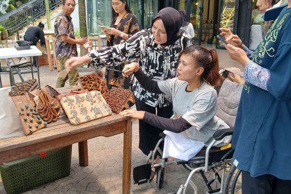 PNM dan JAMKRINDO Latih Perempuan Disabilitas Jadi Wirausaha Batik