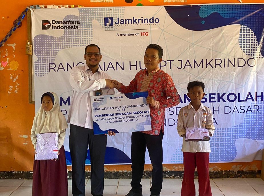 Jamkrindo Salurkan Ribuan Seragam dan Perangkat TIK untuk Dukung Pendidikan Berkualitas